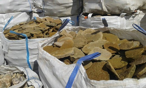 Kamenclub.ru: Песчаник колотый для облицовки (фр. 2-3 см)  купить в Пензе песчаник бежевый серый рыжий песчаник строительный 5000 руб/т   фото КАМЕНЬ КЛУБ