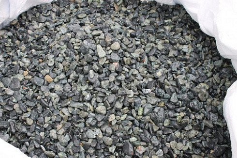 Kamenclub.ru: Щебень галтованный зеленый (змеевик) фр. 20-40 мм.  купить в Пензе мрамор зеленый, салатовый оголтованный щебень мраморный 12500 руб/т   фото КАМЕНЬ КЛУБ