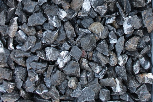 Kamenclub.ru: Щебень крошка черный (мрамор) фр. 3-5 мм.  купить в Пензе мрамор черный белый с прожилками щебень мраморный декоративный колотый 18000 руб/т   фото КАМЕНЬ КЛУБ