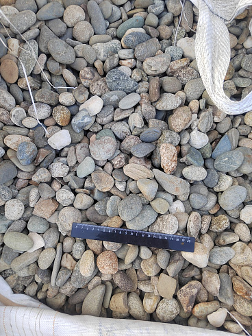 Kamenclub.ru: Галька речная окат (серая) фр.40-60 мм купить  в Пензе галька речная серый бежевый рыжий коричневый округлый речной камень 5000 руб/т   фото КАМЕНЬ КЛУБ