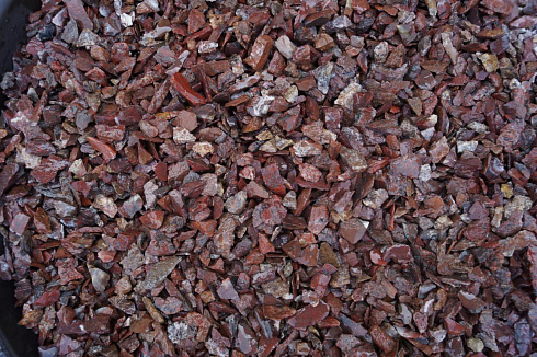 Kamenclub.ru: Щебень крошка красный (ЯШМА) фр. 20-40 мм.  купить в Пензе яшма красный, бордовый декоративный ландшафтный щебень 9000 руб/т   фото КАМЕНЬ КЛУБ