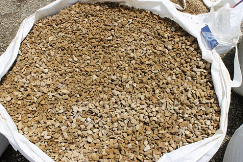 Kamenclub.ru: Щебень крошка желтый (песчаник) фр. 10-20 мм.  купить в Пензе песчаник бежевый, серый, рыжий декоративный ландшафтный щебень колотый 9500 руб/т   фото КАМЕНЬ КЛУБ