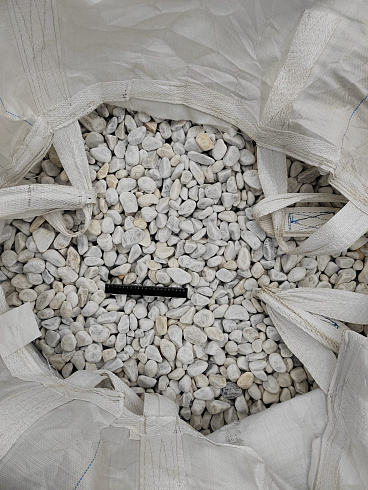 Kamenclub.ru: Мраморная крошка (щебень галтованный белый) фр.40-70 мм.  купить в Пензе мрамор белый молочный айвори окатанный округлый природный камень 17000 руб/т   фото КАМЕНЬ КЛУБ