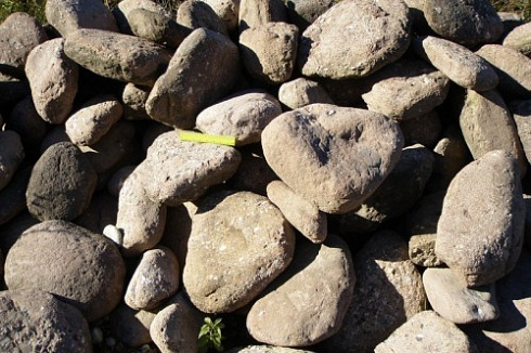 Kamenclub.ru: Конгломераты фр. 300-1000 мм.  купить в Пензе кварц мрамор диабаз коричневый, серый зеленоватый речной валун крупный 6500 руб/т   фото КАМЕНЬ КЛУБ