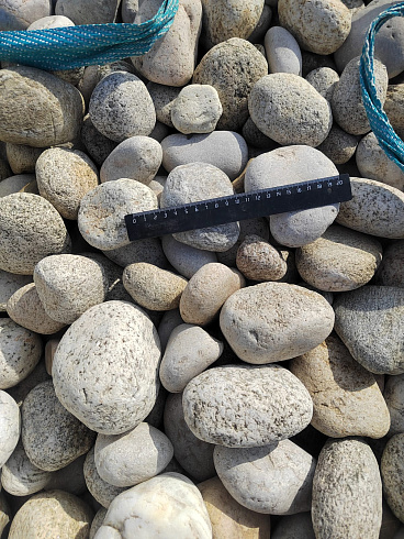 Kamenclub.ru: Галька речная окат (серо-белая) фр. 70-120 мм купить  в Пензе галька галечник бело-серая, серо-белая, серая, белая речная природная галька  8000 руб/т   фото КАМЕНЬ КЛУБ