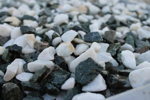 Kamenclub.ru: Мраморная крошка (щебень крошка микс: белый-зеленый) фр. 10-20 мм.  купить в Пензе мрамор белый, зеленый каменная ландшафтная декоративная крошка щебня 9500 руб/т   фото КАМЕНЬ КЛУБ