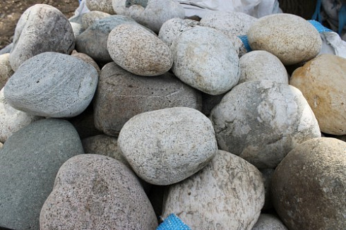 Kamenclub.ru: Речной валун (Ассорти) фр.100-300 мм.  купить в Пензе галечник серый, темно-серый, светло-серый речная галька крупных размеров 4200 руб/т   фото КАМЕНЬ КЛУБ