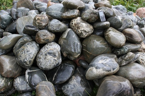 Kamenclub.ru: Валунчик Паутинник фр.100-300 мм  купить в Пензе крупный природный камень галечник темно-серый с прожилками белый черный речной валунчик 5000 руб/т   фото КАМЕНЬ КЛУБ