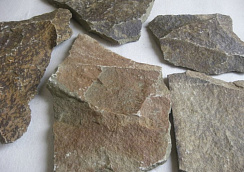 Kamenclub.ru: Песчаник пластушка "фонтанка" серо-зеленая (3,0-5,0 см)  купить в Пензе песчаник серо-зеленая колотые плитки облицовочные пластушки 11400 руб/м3   фото КАМЕНЬ КЛУБ