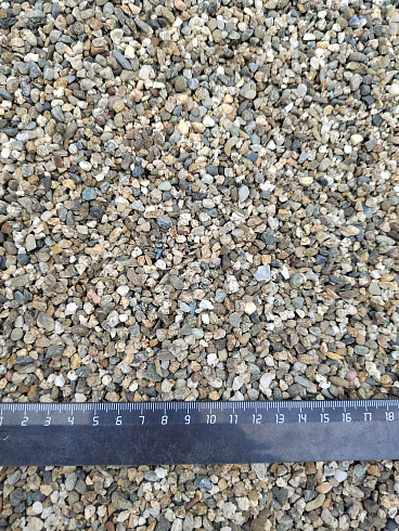 Kamenclub.ru: Галька речная окат (серая) фр.3-5 мм купить  в Пензе галька речная серая бежевый темно-серый окатанный речной камень округлый 9500 руб/т   фото КАМЕНЬ КЛУБ