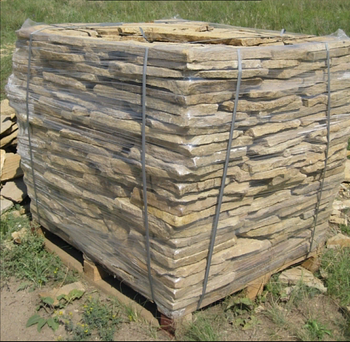 Kamenclub.ru: Песчаник пластушка желтый с рисунком (3 см)  купить в Пензе песчаник желтый с рисунком, рыжий, желтый песчаник пластушка ландшафтная рваная 8 500 руб/м3   фото КАМЕНЬ КЛУБ