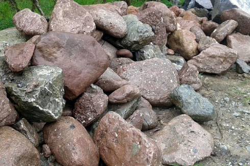 Kamenclub.ru: Конгломераты фр. 300-1000 мм.  купить в Пензе кварц мрамор диабаз коричневый, серый зеленоватый речной валун крупный 6500 руб/т   фото КАМЕНЬ КЛУБ