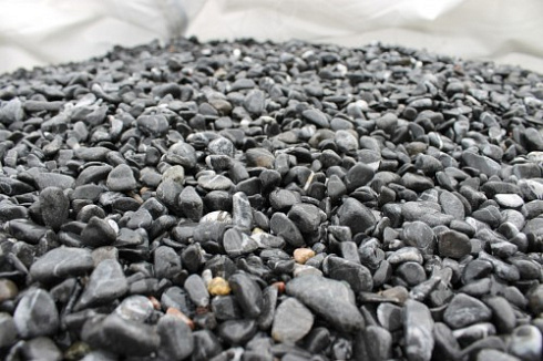 Kamenclub.ru: Щебень галтованный черный (мрамор) фр.10-20 мм.  купить в Пензе мрамор черный с белыми прожилками, черный, белый окатанный округлый ландшафтный декоративный щебень 15000 руб/т   фото КАМЕНЬ КЛУБ