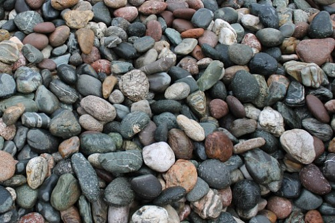 Kamenclub.ru: Галька окат (цветная картошка) фр. 50-100 мм. купить  в Пензе галька природная окатанная серый белый цветной синий темно-серый коричневый округлый галечник окатанный 6800 руб/т   фото КАМЕНЬ КЛУБ