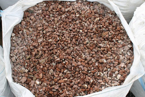 Kamenclub.ru: Мраморная крошка (щебень крошка розовый) фр. 20-40 мм.  купить в Пензе мрамор розовый, красный мраморная крошка декоративная 11000 руб/т   фото КАМЕНЬ КЛУБ