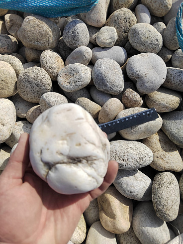 Kamenclub.ru: Галька речная окат (серо-белая) фр. 70-120 мм купить  в Пензе галька галечник бело-серая, серо-белая, серая, белая речная природная галька  8000 руб/т   фото КАМЕНЬ КЛУБ