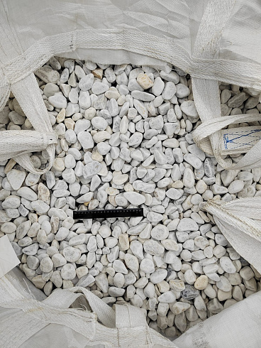Kamenclub.ru: Мраморная крошка (щебень галтованный белый) фр.40-70 мм.  купить в Пензе мрамор белый молочный айвори окатанный округлый природный камень 17000 руб/т   фото КАМЕНЬ КЛУБ