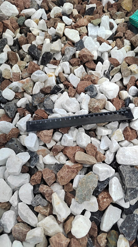 Kamenclub.ru: Мраморная крошка (щебень крошка микс : белый-черный-розовый) фр. 20-40 мм.  купить в Пензе мрамор белый, черный, розовый декоративная ландшафтная крошка 12000 руб/т   фото КАМЕНЬ КЛУБ