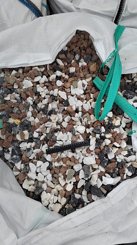 Kamenclub.ru: Мраморная крошка (щебень крошка микс : белый-черный-розовый) фр. 20-40 мм.  купить в Пензе мрамор белый, черный, розовый декоративная ландшафтная крошка 12000 руб/т   фото КАМЕНЬ КЛУБ