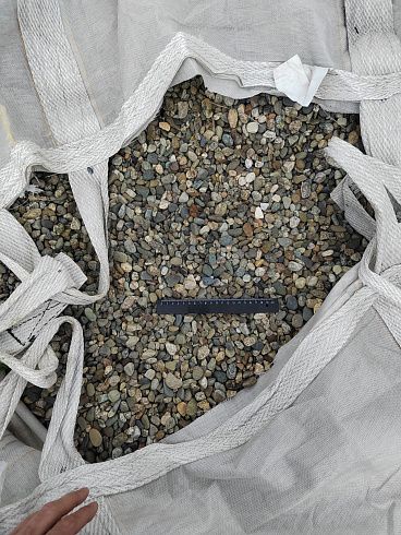 Kamenclub.ru: Галька речная окат (серая) фр.10-20 мм купить  в Пензе галька речная серая, серый, темно-серый, светло-серый, коричневый ландшафтная декоративная речная окатанная округлая галька 5000 руб/т   фото КАМЕНЬ КЛУБ