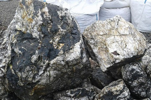 Kamenclub.ru: Черный гранит - кварцит фр. 100-500 мм.  купить в Пензе мрамор гранит черный с белыми прожилками, серый, белый валун скальный колотый 7000 руб/т   фото КАМЕНЬ КЛУБ