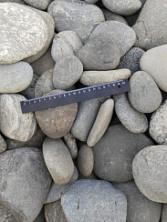 Kamenclub.ru: Галька речная плоская (серо-белая) фр. 70-120 мм. купить в Пензе галька галечник речной серый, белый окатанная плоская  природная галька 9000 руб/т   фото КАМЕНЬ КЛУБ