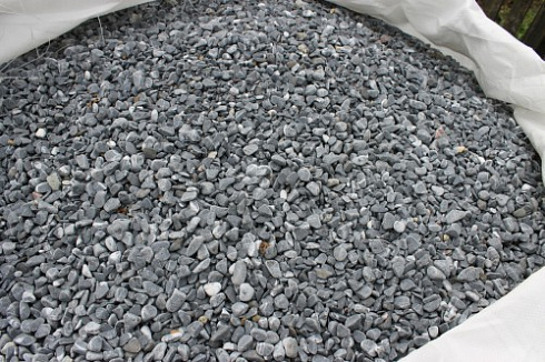 Kamenclub.ru: Щебень галтованный черный (мрамор) фр.10-20 мм.  купить в Пензе мрамор черный с белыми прожилками, черный, белый окатанный округлый ландшафтный декоративный щебень 15000 руб/т   фото КАМЕНЬ КЛУБ