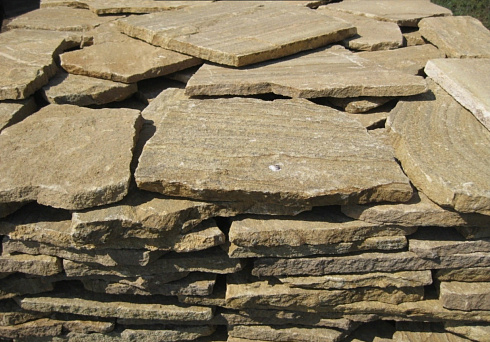 Kamenclub.ru: Песчаник пластушка желтый с рисунком (3 см)  купить в Пензе песчаник желтый с рисунком, рыжий, желтый песчаник пластушка ландшафтная рваная 8 500 руб/м3   фото КАМЕНЬ КЛУБ