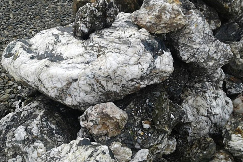 Kamenclub.ru: Черный гранит - кварцит фр. 100-500 мм.  купить в Пензе мрамор гранит черный с белыми прожилками, серый, белый валун скальный колотый 7000 руб/т   фото КАМЕНЬ КЛУБ