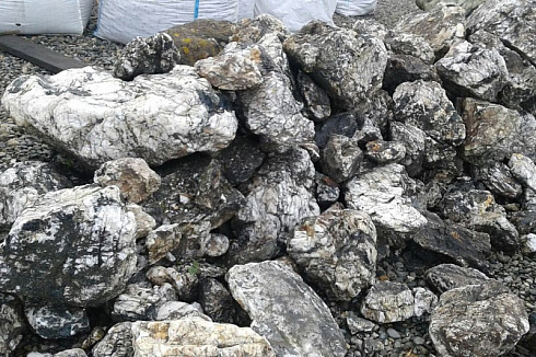 Kamenclub.ru: Черный гранит - кварцит фр. 100-500 мм.  купить в Пензе мрамор гранит черный с белыми прожилками, серый, белый валун скальный колотый 7000 руб/т   фото КАМЕНЬ КЛУБ