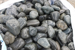 Kamenclub.ru: Темно-серый валунчик фр.100-300 мм.  купить в Пензе крупный природный камень серый, темно-серый, светло-серый речная галька большого размера окатанная 4500 руб/т   фото КАМЕНЬ КЛУБ
