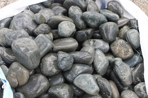 Kamenclub.ru: Темно-серый валунчик фр.100-300 мм.  купить в Пензе крупный природный камень серый, темно-серый, светло-серый речная галька большого размера окатанная 4500 руб/т   фото КАМЕНЬ КЛУБ