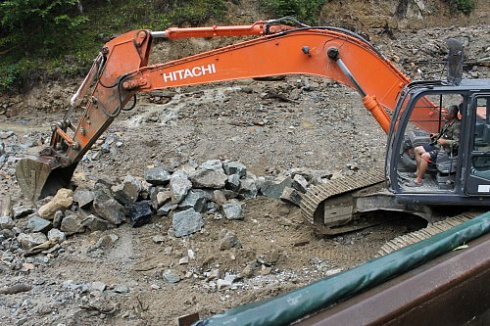 Kamenclub.ru: Гранит скальник (серо-зеленый) фр. 100-500 мм.  купить в Пензе гранит зеленый, серый, салатовый крупный ландшафтный валун 6 000 руб/т   фото КАМЕНЬ КЛУБ