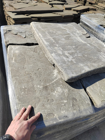 Kamenclub.ru: Песчаник пластушка галтованная светло-серая (3,0 см)  купить в Пензе песчаник светло-серый, серый ландшафтный камень рваный колотый 21000 руб/м3   фото КАМЕНЬ КЛУБ