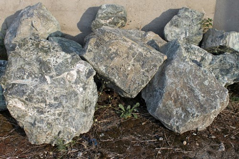 Kamenclub.ru: Змеевик скальник фр. 500-1500 мм.  купить в Пензе змеевик зеленый серый черный глыба скальная колотая 7500 руб/т   фото КАМЕНЬ КЛУБ