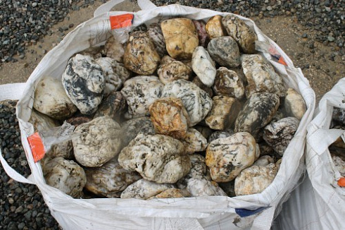 Kamenclub.ru: Кварцевый валунчик фр.100-300 мм.  купить в Пензе кварц белый, бежевый молочный рыжий крупный природный камень галечник 7850 руб/т   фото КАМЕНЬ КЛУБ