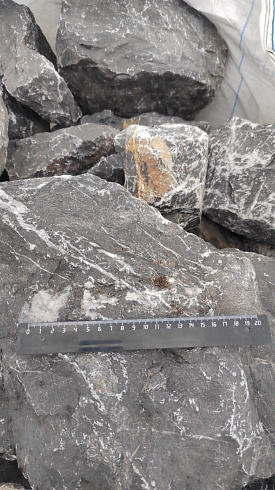 Kamenclub.ru: Черный мрамор скальник фр. 100-500 мм.  купить в Пензе мрамор черный белый серый крупный колотый валун ландшафтный 8500 руб/т   фото КАМЕНЬ КЛУБ