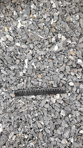 Kamenclub.ru: Щебень галтованный черный (мрамор) фр.10-20 мм.  купить в Пензе мрамор черный с белыми прожилками, черный, белый окатанный округлый ландшафтный декоративный щебень 15000 руб/т   фото КАМЕНЬ КЛУБ