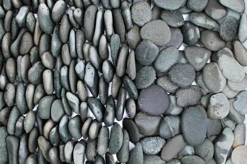 Kamenclub.ru: Галька речная плоская (темно-серая) фр. 70-150 мм. купить  в Пензе галечник природный темно-серый серый синий речная плоская природная окатанная  9000 руб/т   фото КАМЕНЬ КЛУБ
