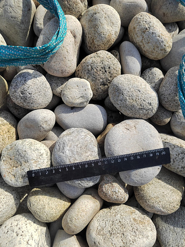 Kamenclub.ru: Галька речная окат (серо-белая) фр. 70-120 мм купить  в Пензе галька галечник бело-серая, серо-белая, серая, белая речная природная галька  8000 руб/т   фото КАМЕНЬ КЛУБ