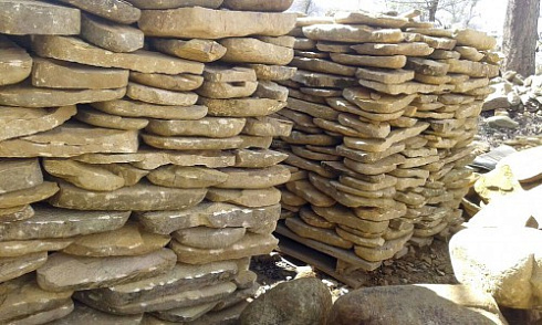 Kamenclub.ru: Песчаник колотый для облицовки (фр. 2-3 см)  купить в Пензе песчаник бежевый серый рыжий песчаник строительный 5000 руб/т   фото КАМЕНЬ КЛУБ