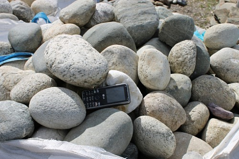 Kamenclub.ru: Речной валун (Ассорти) фр.100-300 мм.  купить в Пензе галечник серый, темно-серый, светло-серый речная галька крупных размеров 4200 руб/т   фото КАМЕНЬ КЛУБ