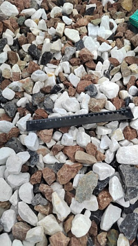 Kamenclub.ru: Мраморная крошка (щебень крошка микс : белый-черный-розовый) фр. 20-40 мм.  купить в Пензе мрамор белый, черный, розовый декоративная ландшафтная крошка 12000 руб/т   фото КАМЕНЬ КЛУБ