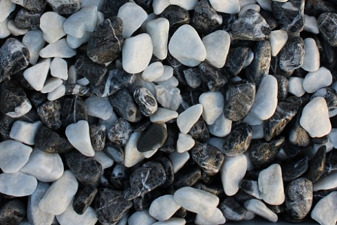 Kamenclub.ru: Мраморная крошка (щебень крошка микс : белый-черный-розовый) фр. 5-10 мм.  купить в Пензе мрамор белый, черный, розовый, разноцветный микс декоративная мраморная каменная крошка 12000 руб/т   фото КАМЕНЬ КЛУБ