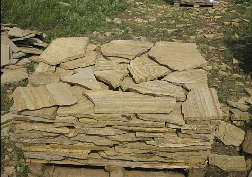 Kamenclub.ru: Песчаник пластушка желтый с разводом под дерево (2 см)  купить в Пензе плитняк желтый с разводами, желтый, рыжий, серый песчаник пластушка рваная ландшафтная 11 000 руб/м3   фото КАМЕНЬ КЛУБ