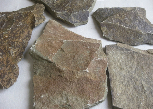 Kamenclub.ru: Песчаник пластушка "фонтанка" серо-зеленая (3,0-5,0 см)  купить в Пензе песчаник серо-зеленая колотые плитки облицовочные пластушки 11400 руб/м3   фото КАМЕНЬ КЛУБ