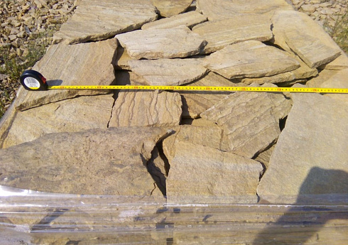 Kamenclub.ru: Песчаник пластушка желтый с разводом под дерево (2 см)  купить в Пензе плитняк желтый с разводами, желтый, рыжий, серый песчаник пластушка рваная ландшафтная 11 000 руб/м3   фото КАМЕНЬ КЛУБ