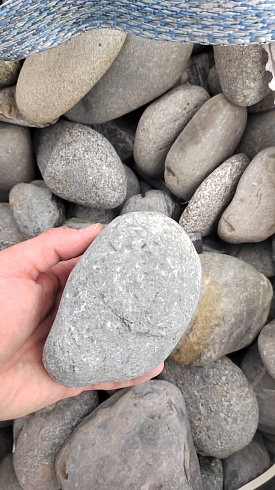 Kamenclub.ru: Галька речная окат (темно-серая) фр. 70-150 мм. купить  в Пензе галька речная темно-серая, синяя, серая речная галька округлая  8000 руб/т   фото КАМЕНЬ КЛУБ