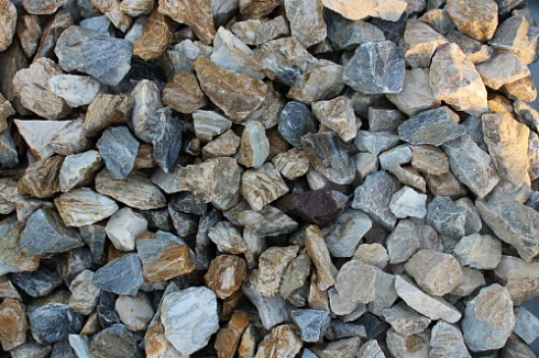 Kamenclub.ru: Мраморная крошка (щебень крошка медовый) фр. 20-40 мм.  купить в Пензе мрамор бежевый рыжий желтый ландшафтная мраморная крошка 12000 руб/т   фото КАМЕНЬ КЛУБ