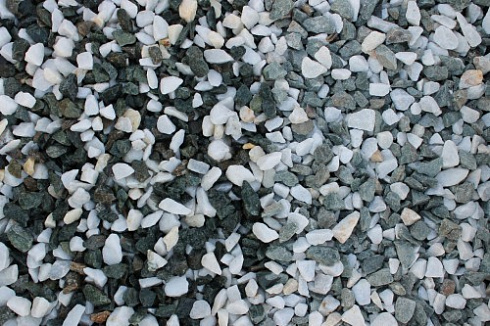 Kamenclub.ru: Мраморная крошка (щебень крошка микс: белый-зеленый) фр. 10-20 мм.  купить в Пензе мрамор белый, зеленый каменная ландшафтная декоративная крошка щебня 9500 руб/т   фото КАМЕНЬ КЛУБ